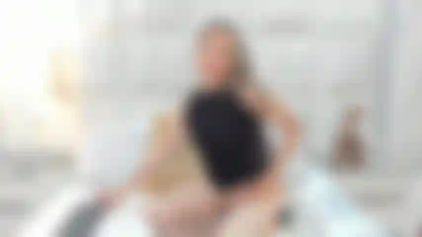 Chica_completamente_desnuda,_mamada,_saliva_en_las_tetas_y_masaje_.