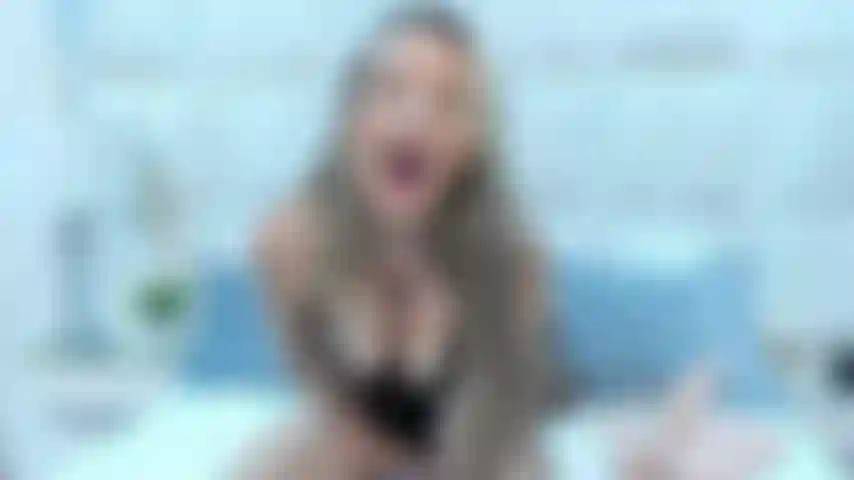 Charlote sexy y sensual, cabalga, gime como una loca y llena de satisfacción.