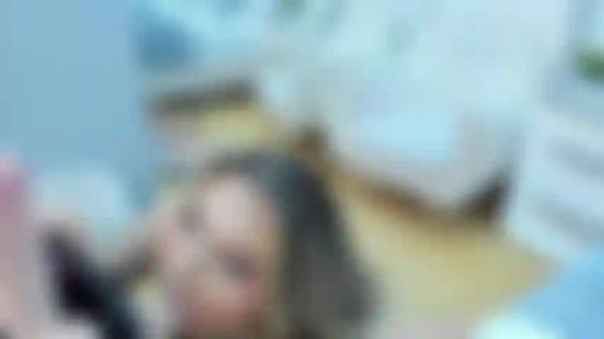 Lluvia de pollas, charlotte las chupa y las cabalga todas.