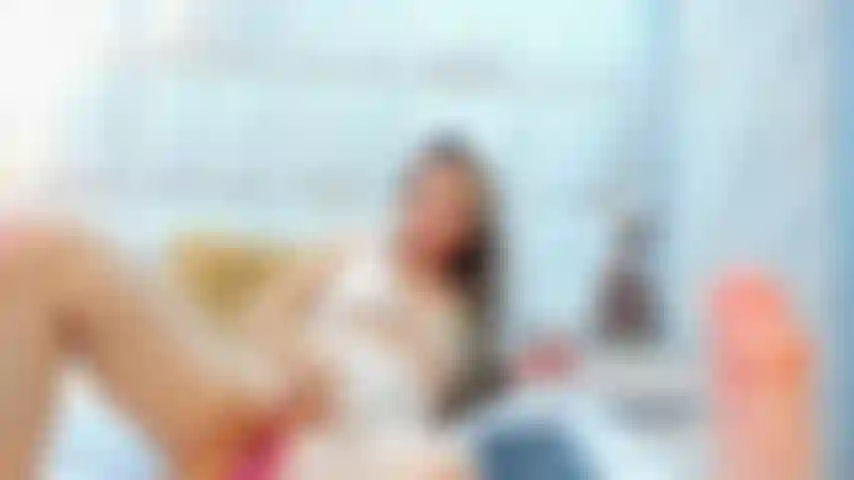 Charlotte traviesa con su consolador.