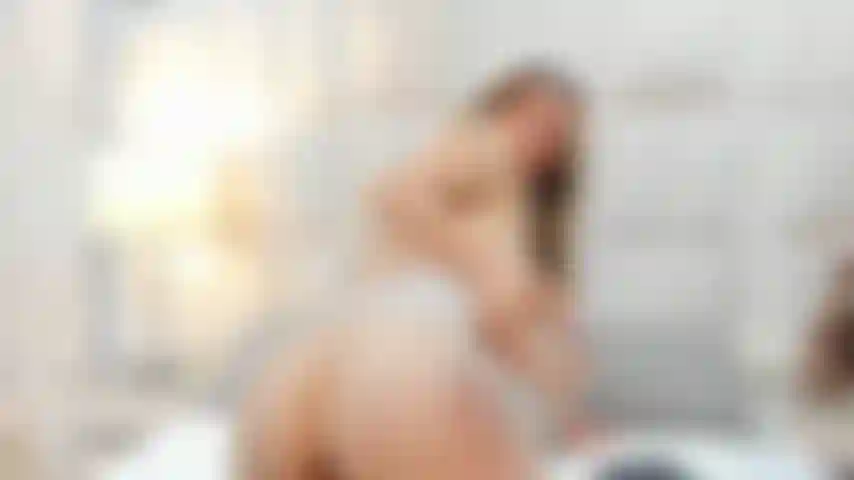 Aceite y leche en el culo, nalgas rebotando, agujeros desnudos.