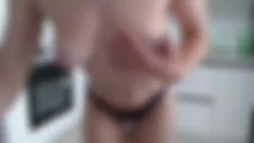 Me desnudo y me dedeo el coño.