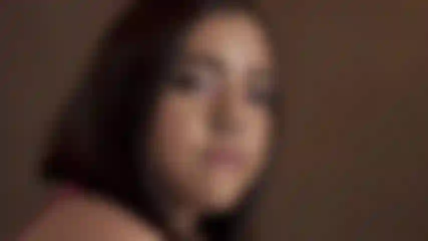 Desnuda y muy en mi habitación.