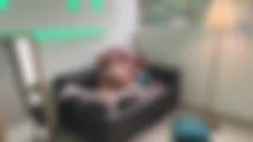 Follame duro en el sofá.