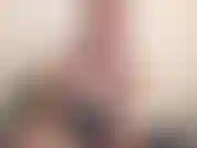 Estoy muy cachonda, ¡solo necesito correrme! Te provoco al principio con mis enormes tetas en mi sostén rosa, con mis bragas rosas a juego que cubren mi espesa mata. Entonces me filo con mi vibrador favorito. Me sale s.