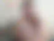 Mis pies están recién duchados, ¿no quieres solo chuparme los dedos de los pies? ¿Los sientes en tu pene? Me corro encima de ellos y los vuelvo a ensuciar?