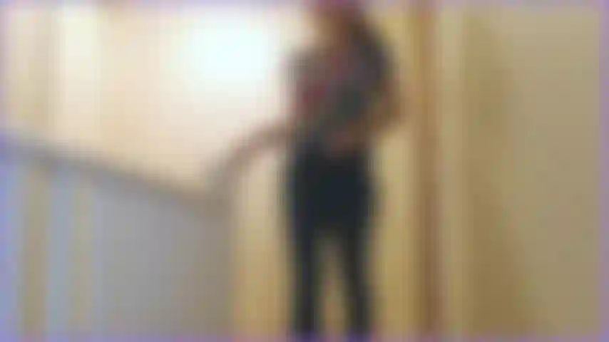 Me quito en broma mi ropa normal y te sorprende gratamente verme un diminuto bikini en lugar de sujetador y bragas. Me pongo nerviosa, te chupo la polla y te ruego que te corras!