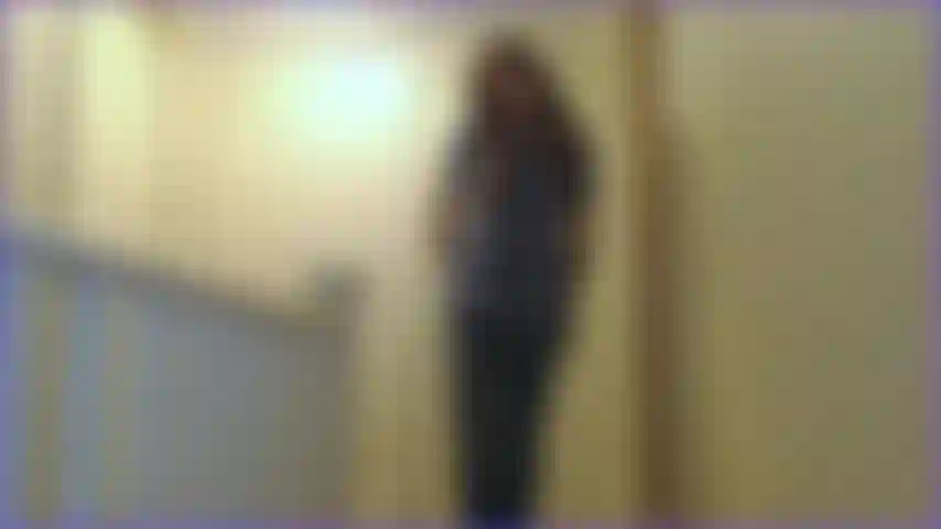 Me encanta desgarrar mis jeans viejos y ajustados! Y esta camisa a cuadros es tan fina como el papel! Escuchas cada delicioso desgarro mientras te muestro lentamente más piel!