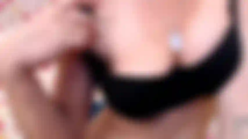 De cerca adoro las tetas.