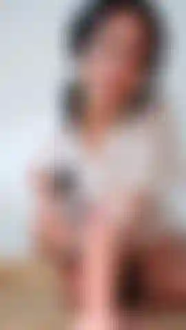 Cabalgando la polla por la mañana y divirtiéndome con los gemidos.