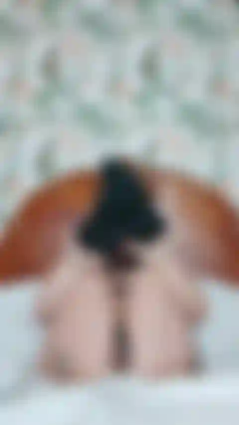 Juego sexy en solitario con el coño abierto.