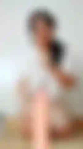 Slurpy mamada natural en camiseta blanca.