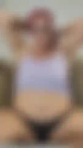 Mírame tener arcadas con mi consolador grande y grueso de 10 pulgadas y escupir sobre mis tetas y vientre de embarazada y hacer un gran desastre! Mucha saliva espesa! Al final te doy instrucciones para correrte y te digo que corras sobre mi lengua goteando saliva. 32 Semanas de embarazo!