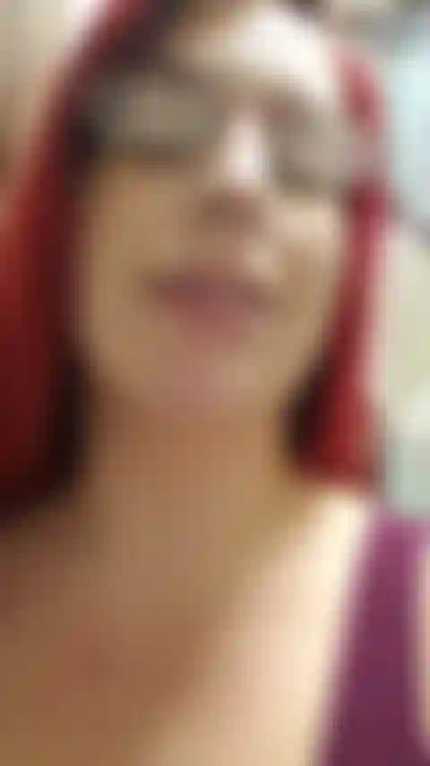 Mostrando mi vientre de tercer trimestre. Exprimiendo/frotando/moviendo/acariciando/etc y hablando de lo grande que es mi barriga mientras la muestro en diferentes ángulos y luego te pido que te corras en ella para mí! Audio!