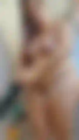 Ha pasado mucho tiempo (casi 2 años) desde que tuve tiempo de ducharme en paz y tranquilidad. Aproveché la situación y me aseguré de limpiar muy bien mi clítoris con la regadera.... Audio!