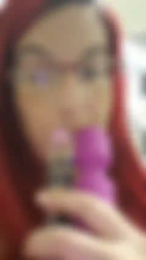 Embarazada de semanas. ¡En medio de la noche me colé en mi baño y uso mi vibrador y mi consolador para correrme! Llegué tan fuerte que tenía miedo de que me arrestaran! Lol! Audio!