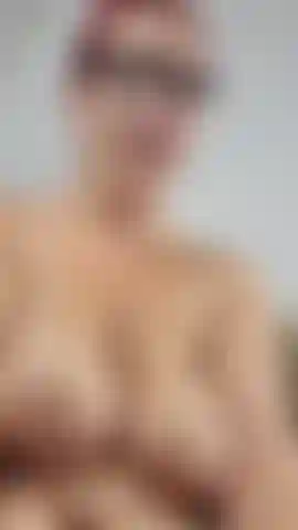Quieres ver que es como tener mi coño estirado, follado y lleno de múltiples corridas? En mis tetas, vientre, cara y en mi coño mientras me estiren y te digo que me limpies al final? (¡ Video de consolador squirting!!) (¡ Audio!).