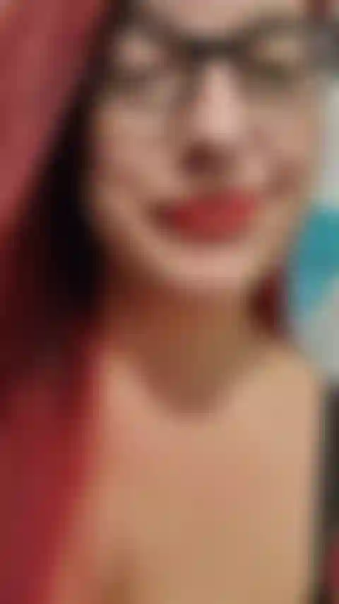 No es de extrañar que me guste ser completamente natural, ¡pero a veces una chica quiere hacer algo especial! Mírame lamer, chupar y acariciar tu enorme polla (utilicé el consolador grande para este) mientras uso lápiz labial rojo! Audio!