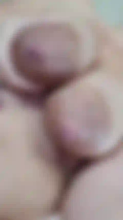 Mis tetas estaban tan llenas que tuve que dejar un poco de presión! Mírame exprimir un poco de leche de mis tetas llenas;).