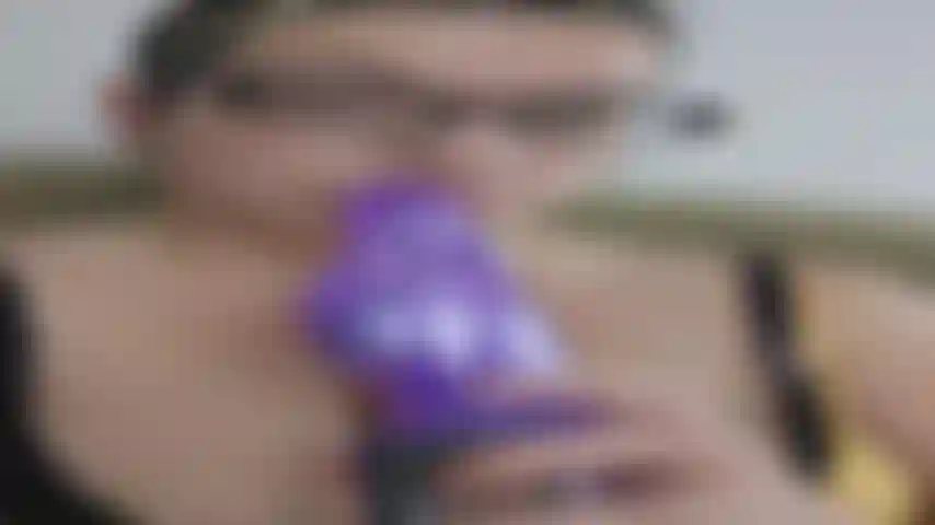 Mi marido se fue de la ciudad durante más de una semana sin follarme primero mientras estaba ovulando, tomé el asunto en mis propias manos y usé por primera vez el nuevo consolador que me compró para navidad y me folló muy bien y me corrí agradable y fuerte.