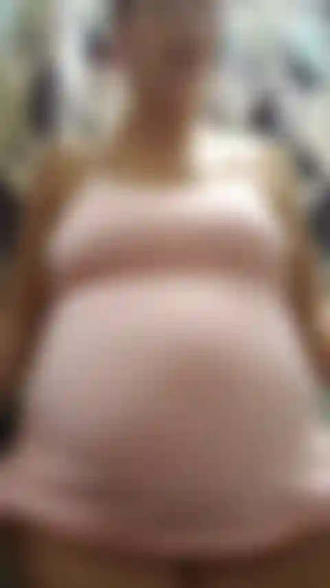 40 Semanas +1 día de atraso! Sacando calostro y lamiendo mis pezones y saboreándolo mientras exhibo mi cuerpo extremadamente embarazada! Uno de los últimos clips que hice cuando aún estaba embarazada! - ¡ Audio!