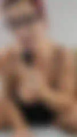 Usando mi nueva vibra, me siento en ella y la monto con mis grandes y caídas tetas de embarazada colgando y me corro súper fuerte. Luego me follo mi cremoso coño de embarazada con mi consolador de vidrio y uso la vibración al mismo tiempo, me corro por segunda vez y muestro mi cremoso coño al final.