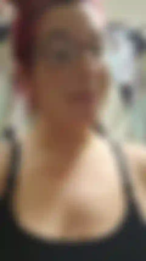 Después de encontrar finalmente un juguete que era "montable", ahora es tu oportunidad de verlo. 38 Con semanas de embarazo montando mi consolador de 10 pulgadas, vistas frontales y posteriores: ¡mira mi gran barriga de embarazada, mis tetas y mi culo rebotando por todas partes! - Audio.