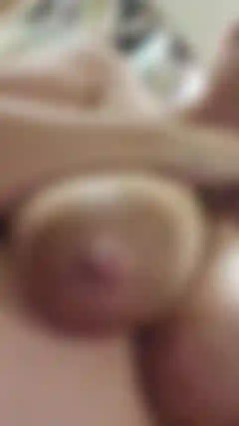 Estoy usando mi consolador de 10 pulgadas por primera vez desde que di a luz hace 3 meses! Mírame lamer y chupar mis pezones y chupar leche, follar mi coño con el juguete y hacerme correrme mientras chorreo leche por todas partes y hago un gran lío! - ¡ Audio!