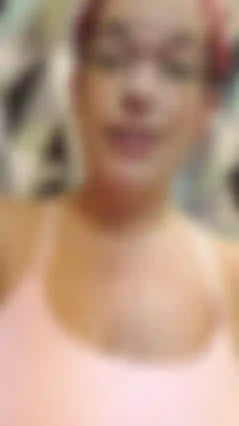 Me froto aceite por todo el vientre y las tetas de mi embarazo de 39 semanas y las muestro después de que están todas bonitas y brillantes con aceite. - ¡ Audio!