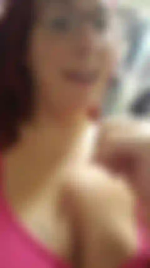 Embarazada de semanas: mamada descuidada y arcadas y escupiendo por todas mis tetas y vientre. Grabé este video en mi 'oficina' con mi teléfono para que tenga audio :).