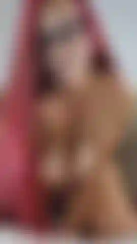 ¿Te gusta ver mis tetas colgar? ¿Qué tal mi cara de 'o'? Y los dos juntos? Mírame jugar con mis tetas caídas sobre mis manos y rodillas y luego sube mi vibración hasta que me corro en mis bragas con un primer plano de mis tetas colgantes y mi cara en cuadro... (¡ Audio! ).