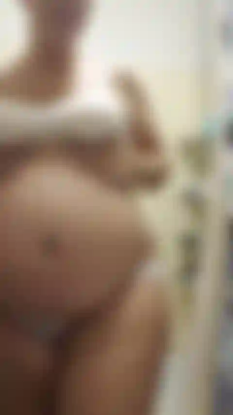 32 Con semanas de embarazo tomando una agradable ducha caliente y usando el cabezal de la ducha de mi buen y confiable amigo para impulsar mi clítoris hasta lograr un gran orgasmo agradable! :) ¡ Audio!