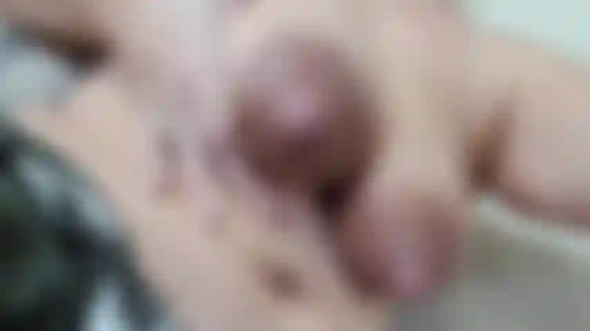 Mira como mi pezón arroja un triple chorro de leche :).