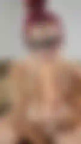 Mírame montar tu polla y mis tetas rebotan mientras lo hago, luego me follas bien y duro hasta que te diga que quiero que eche tu enorme carga por todo mi coño (¡¡video de consolador chorreando!!) ( ¡Audio!).