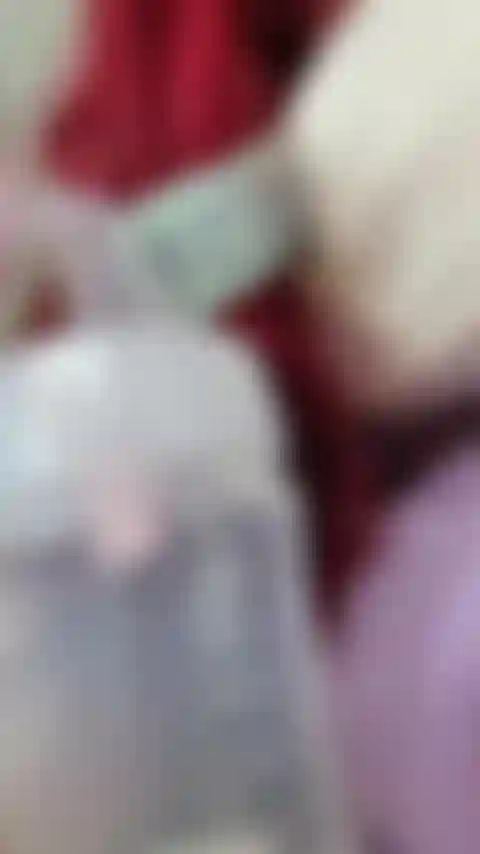 Grabé un pequeño clip de bombear mis tetas por la mañana;) ¡mira cómo mis tetas bajan en la bomba!