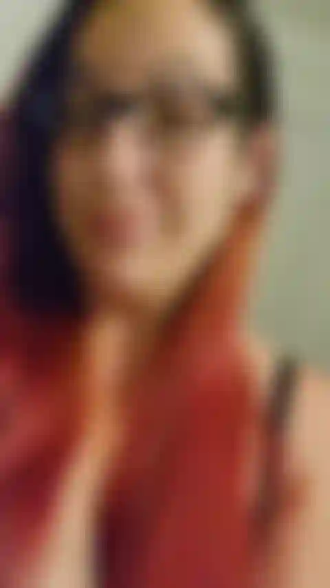 Vista de cuerpo completo, de pies a cabeza, en mallas/camiseta sin mangas/sujetador/bragas, quitándomelo todo y luego colgando mis tetas en tu cara y sacudiéndolas. Audio!