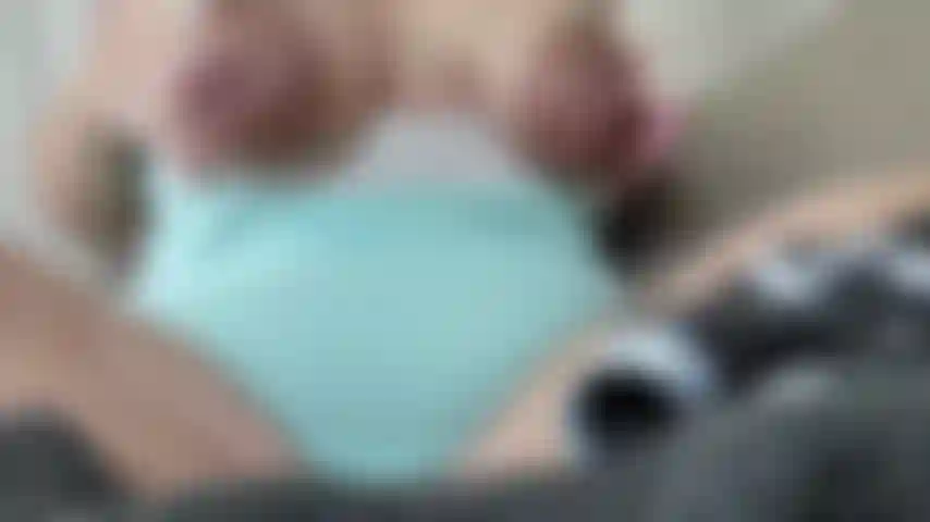 Mis tetas estaban super llenas y necesitaba descargar un poco. Mírame arrojar leche materna para aliviar un poco la presión!