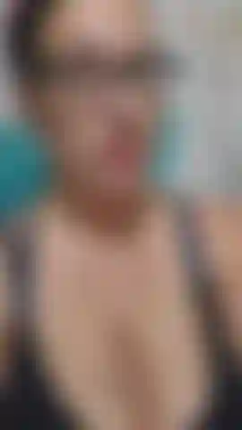 Encontré mi pequeño vibrador negro! Lo había perdido por tanto tiempo, este pequeño y fuerte succionador siempre me hace correrme muy rápido, pero quería llegar al límite. Cuando finalmente me corrí, no quería parar, así que seguí porque se sentía tan bien y ¡me corrí otra vez!