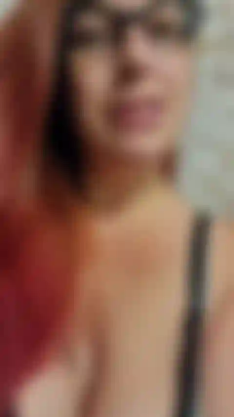 Chorreo leche y la chupo mientras hablo de que me amamantas. Me froto aceite en las tetas y eso me excita, así que me desnudo y me masturbo mientras chorreo leche hasta correrme. Audio!