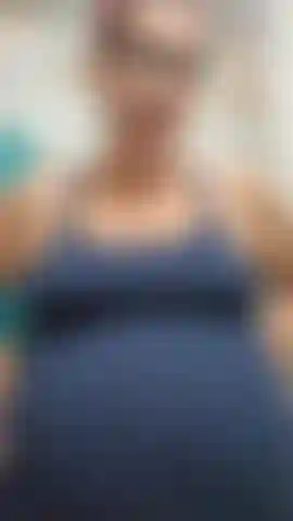 Convirtiendo a tom en mi puta amante de las pollas! Me pongo mi arnés más grande y lo hago arrodillarse y chuparlo como un buen chico, luego lo premio follándolo por el culo, ¡luego lo dejo acariciar su polla y correrse sobre mi vientre de embarazada! 38 Semanas.