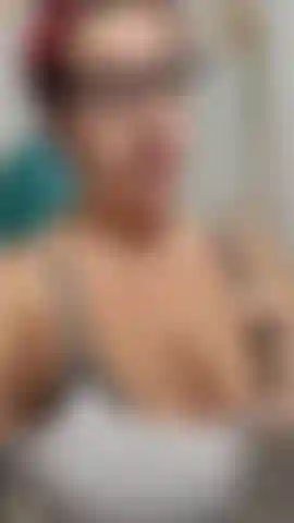 Mostrando mi barriga de embarazada de 22 semanas y desnudándome completamente con una vista completa de pies a cabeza! Me aceito las tetas y el vientre y luego cuelgo mis tetas de embarazada justo en tu cara! Unas tetitas rebotando (¡escucha lo fuerte que aplauden!) Audio!