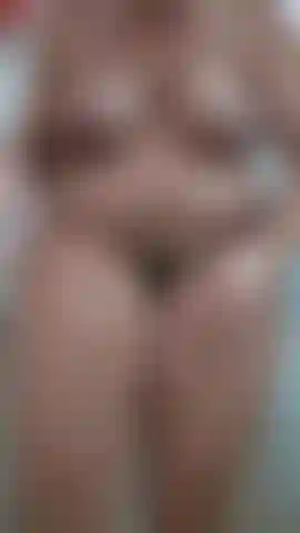 11 Las semanas de crecimiento del vello de mi coño tuvieron que llegar a su fin (¡las más peludas que jamás había dejado que mi coño se pusiera!) Grabo un vídeo afeitándome en la ducha y mostrando mi suave coño. ¡Después!