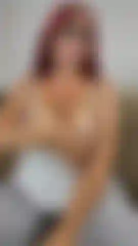 No me había hecho correrme en toda la semana! Me saco las tetas y juego con ellas, me bajo las mallas y las bragas, me recuesto y hago vibrar mi clítoris hasta que tengo un gran orgasmo. ( Audio).