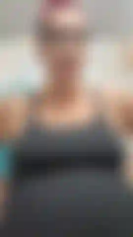 ¡Tom estaba listo para tomar las 10 pulgadas completas de mi arnés por su garganta esta vez! Una vez que lo chupó bien, le follé el culo y lo enterré todo, luego le hice chuparlo hasta dejarlo limpio y le disparé una carga de semen por toda la cara. 39 Semanas de embarazo.