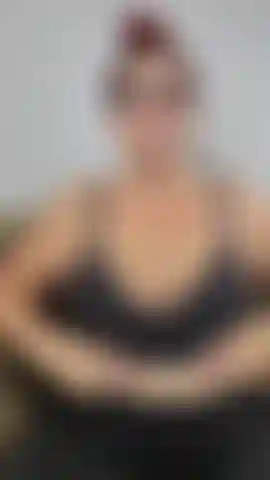 Lamer y chupar sensualmente los pezones se convierte en una mamada agradable y descuidada con saliva por todo el cuerpo y las tetas y luego te pido que cubras mis tetas con una gran carga de semen al final. Audio!