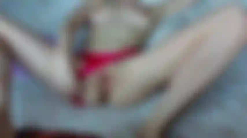 Una adolescente tetona lucha por meter un juguete nuevo en sus estrechos agujeros.