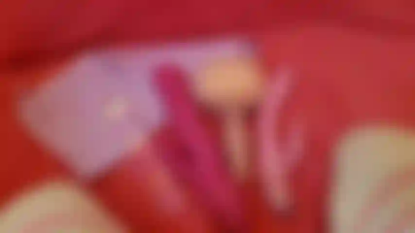 Colegiala cachonda con medias juega con todos sus juguetes anales!!