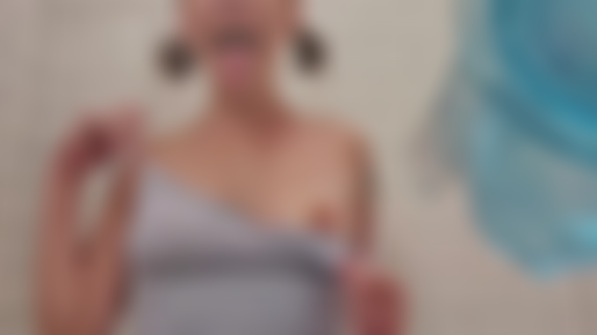 Cam cutie muestra su lengua larga en un espectáculo de