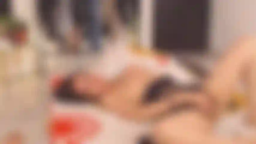 Masturbándome sexy, humeda y con los dedos dentro.