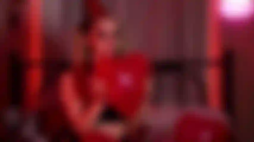 Cherry la payasa revienta globos con el trasero!